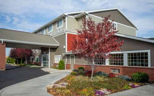 Pullman Hotel | Coast Hilltop Inn: Pet-Friendly Retreat with Pool Access