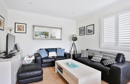 Werri Beach House | Pet Friendly Coast Hotel: 3 Min Walk to the Beach