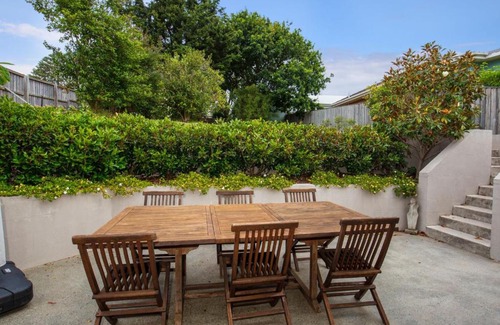 Werri Beach House | Pet Friendly Coast Hotel: 3 Min Walk to the Beach