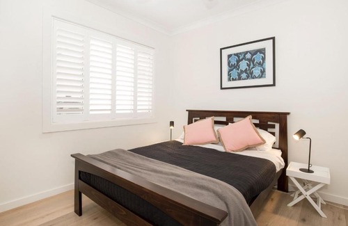 Werri Beach House | Pet Friendly Coast Hotel: 3 Min Walk to the Beach
