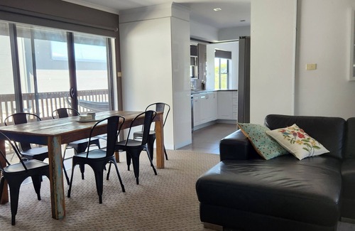 Sunderland Bay House | "Coast Leumeah " Surf Beach nPhillip Island, close to beach & pet friendly home