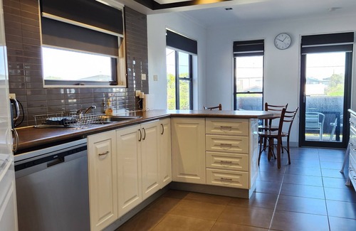 Sunderland Bay House | "Coast Leumeah " Surf Beach nPhillip Island, close to beach & pet friendly home