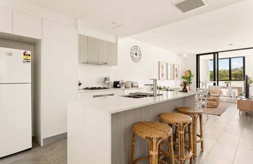 Dee Why Apartment | Coastal 2-Bed Apartment Steps from the Beach with Amenities