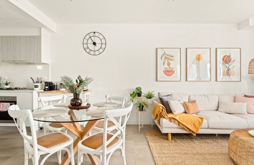 Dee Why Apartment | Coastal 2-Bed Apartment Steps from the Beach with Amenities