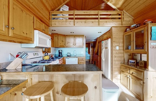 Brookings Hotel | Serene Coastal Retreat with Hot Tub & Breathtaking Views
