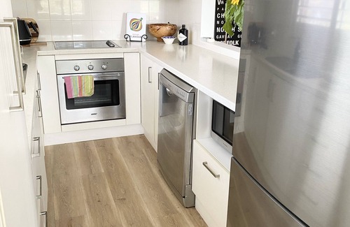 Queenscliff Apartment | Sunny Coastal Escape: Steps to Beach & Freshwater Village