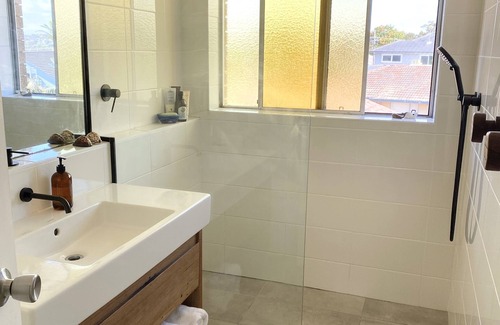 Queenscliff Apartment | Sunny Coastal Escape: Steps to Beach & Freshwater Village