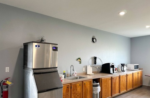 Long Mott Hotel | Guest Rated Coastal Bend Motel & RV Park with Pool & Breakfast
