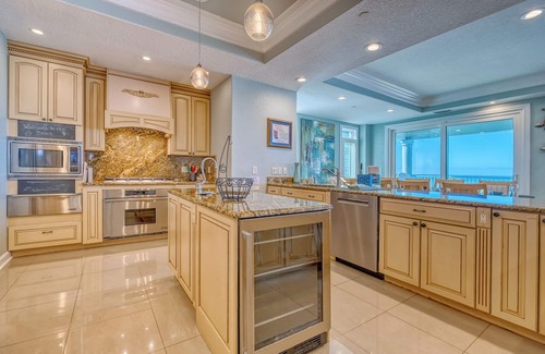 Indian Rocks Beach House | Coastal Breeze: Direct Gulf Front Beach House with Pool