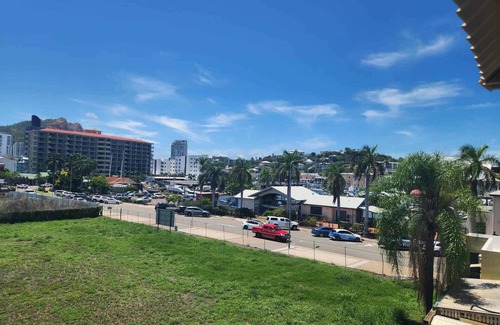 South Townsville Apartment | Coastal Breeze Studio- Steps Away from City, Stadium & Ferry