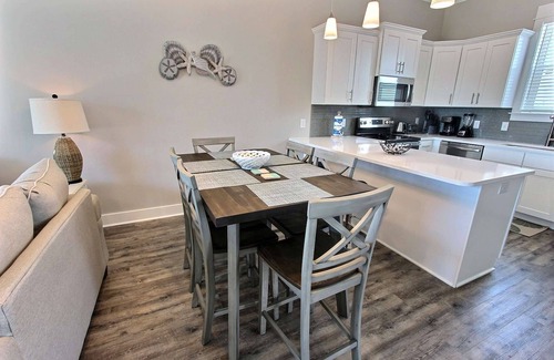 Gulf Shores House | Coastal Breeze Cottage: Pet-Friendly with Pool & Ocean Views