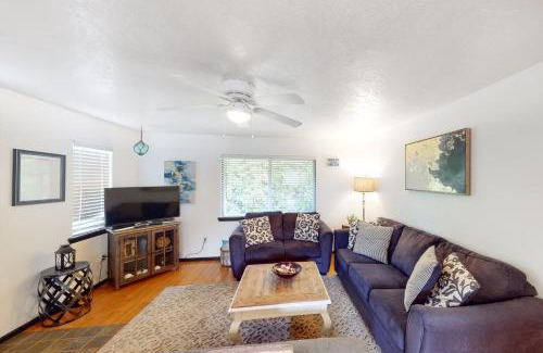 Lincoln City House | Relaxing Retreat at Coastal Calm - 4-Star Pet-Friendly Haven