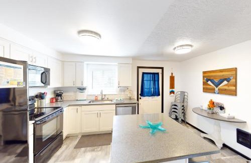 Lincoln City House | Relaxing Retreat at Coastal Calm - 4-Star Pet-Friendly Haven