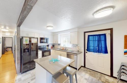 Lincoln City House | Relaxing Retreat at Coastal Calm - 4-Star Pet-Friendly Haven