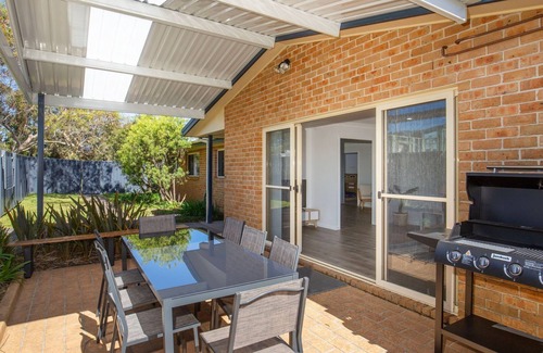 Culburra Beach House | Pet-Friendly Coastal Capers - 10 Mins Walk to Beach