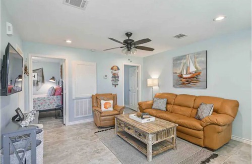 Oyster Creek Cottage | Coastal Casita - Minutes from the beach!
