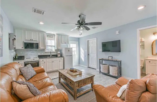 Oyster Creek Cottage | Coastal Casita - Minutes from the beach!