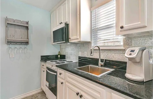 Oyster Creek Cottage | Coastal Casita - Minutes from the beach!