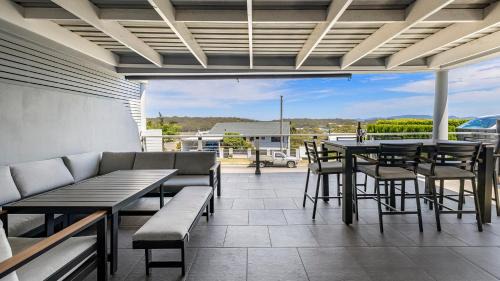 Salamander Bay House | Coastal Escape: Family-Friendly Retreat with 9.5/10 Rating