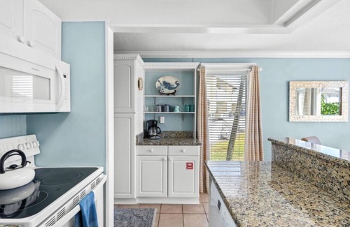 Holiday Isle Condo | Coastal Charm, CANAL FRONT 🌴Condo, 5 Pools, Hot Tub, walk to beach Dog-Friendly!