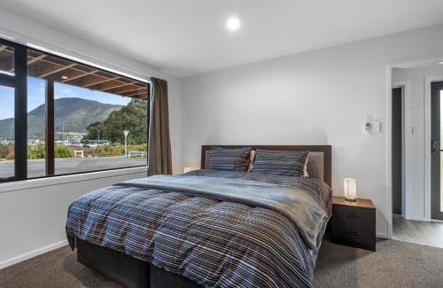 Picton House | Relaxing Coastal Retreat - Picton Holiday Home Awaits You