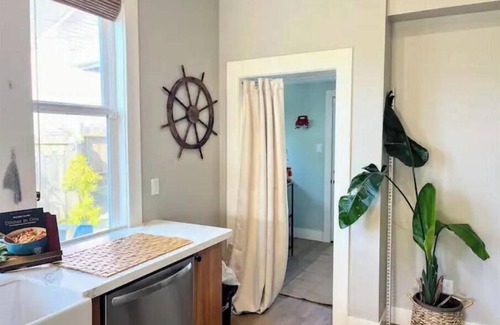 Eureka House | Relaxing Coastal Escape with Hot Tub and Breakfast
