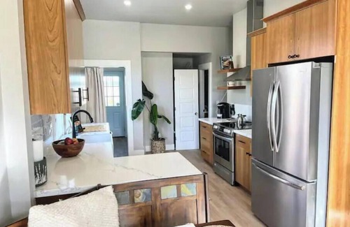 Eureka House | Relaxing Coastal Escape with Hot Tub and Breakfast
