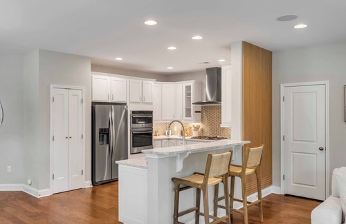 North Charleston House | Coastal Chic Retreat: Top-Rated Getaway Near Charleston