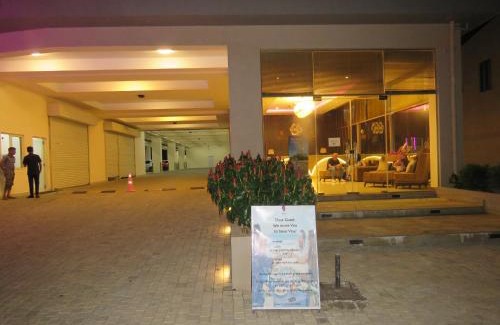 Negombo Apartment | Coastal Cocoon Studio: Oceanfront Retreat with Spa & Pool