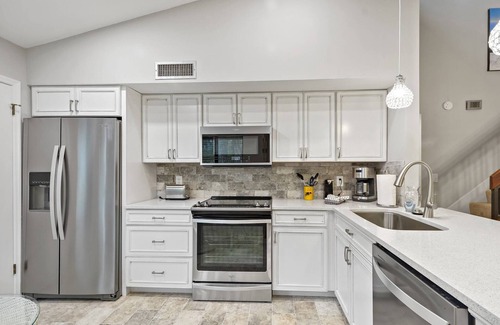 St. Simons Island Condo | Coastal Comfort: Enjoy Pool Access and Couples Discounts