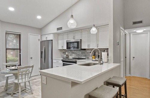 St. Simons Island Condo | Coastal Comfort: Enjoy Pool Access and Couples Discounts