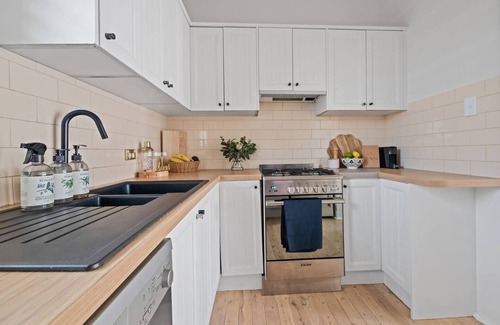 Freshwater Apartment | Modern Beachside Retreat with Family & Pet-Friendly Perks