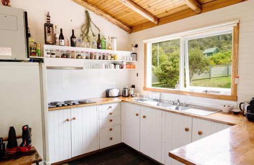 Bicheno House | Pet-Friendly Coastal Cottage Bicheno with Family Amenities