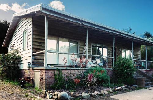 Bicheno House | Pet-Friendly Coastal Cottage Bicheno with Family Amenities