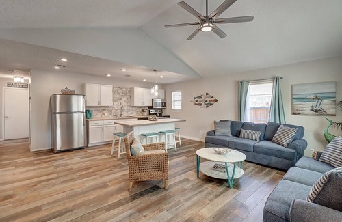 Fulton Cottage | Enchanting Coastal Cottage Near Fulton Beach with Ocean View