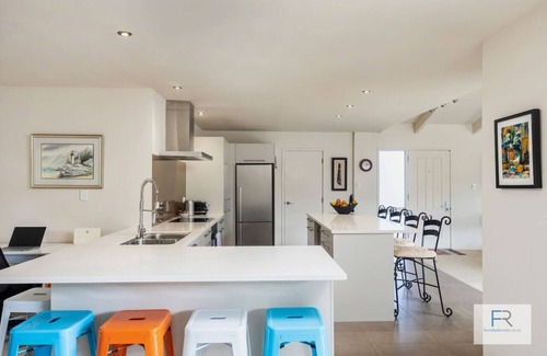 Torbay House | Coastal Courtyard Paradise