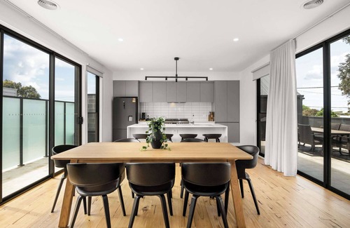 Torquay House | Elegant Coastal Retreat in Torquay - Guest Rated 10/10