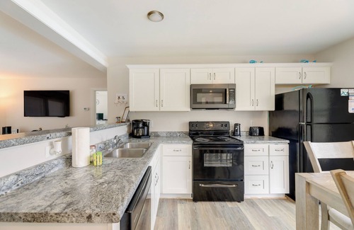 Emerald Isle Cottage | Coastal Emerald Isle Retreat: Pet-Friendly with Deck & Grill