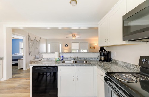 Emerald Isle Cottage | Coastal Emerald Isle Retreat: Pet-Friendly with Deck & Grill