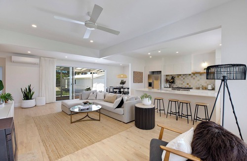 Long Jetty Apartment | Coastal Escape: Family-Friendly Retreat with Kitchen Access