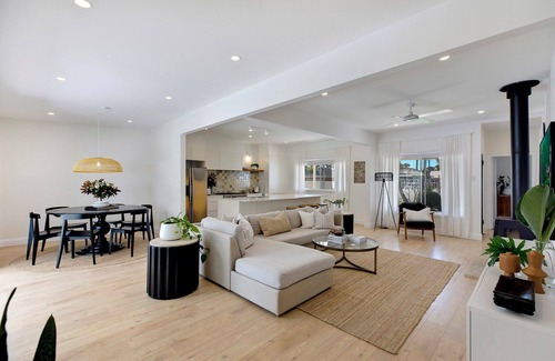 Long Jetty Apartment | Coastal Escape: Family-Friendly Retreat with Kitchen Access