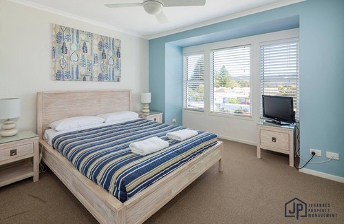 Batemans Bay House | Idyllic Coastal Escape: Beachside Home with Ocean Views