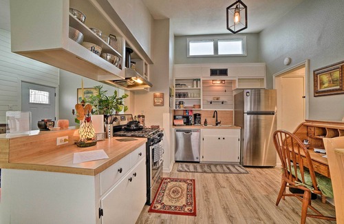 Bay Area House | Coastal Retreat with Yard - Walk to Texas A&M & Spa!