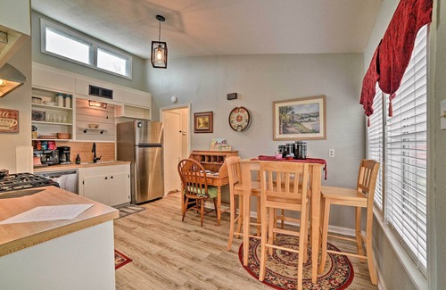 Bay Area House | Coastal Retreat with Yard - Walk to Texas A&M & Spa!