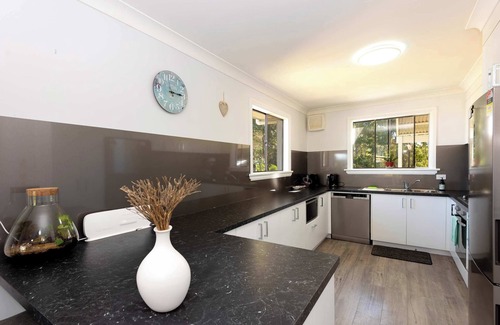 Long Beach House | Coastal Escape | Walk to Beach, Pet-Friendly, Wifi