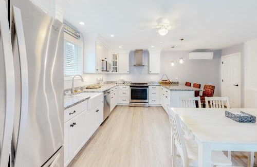 York Beach House | Coastal Gem: Family-Friendly Stay with 9.8 Guest Rating