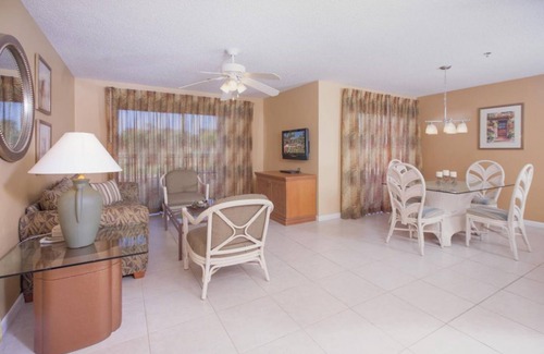 Palm Coast Hotel | Coastal Retreat: Pool, Kitchen & Family-Friendly Fun