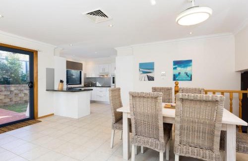 Gerroa House | Guest Rated 9.5: Coastal Haven at Gerroa for Families