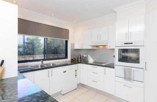 Gerroa House | Guest Rated 9.5: Coastal Haven at Gerroa for Families