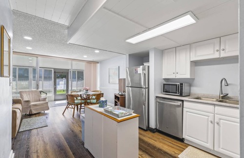 Coquina Key Condo | Coastal Haven Condo: Beach Access, Pool & Pet Friendly Stay